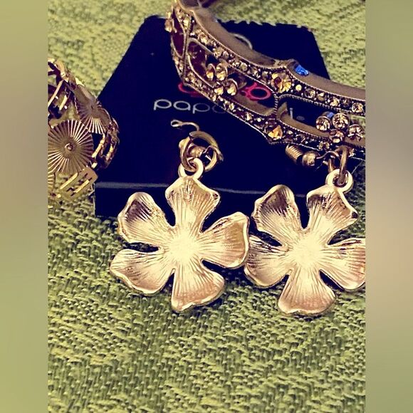 NWT Gold Tone Jewelry Trio- Rhinestone Bracelet,Adjustable Ring,Pierced Earrings - Picture 12 of 16